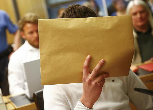Drei Jahre Jugendstrafe: Sanel M. hält sich einen Umschlag vors Gesicht. Bild: dpa