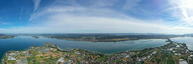 Hier noch einmal die gesamte Ansicht des Bodanrücks von der Reichenau aus. Links ist das Ende des Untersees bei Radolfzell und ...