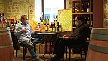 Weinhändler Bernd Blank (links) erklärt SÜDKURIER-Mitarbeiter Jörg Büsche, dass Weintrinken nichts Elitäres ist.