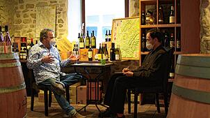 Weinhändler Bernd Blank (links) erklärt SÜDKURIER-Mitarbeiter Jörg Büsche, dass Weintrinken nichts Elitäres ist.