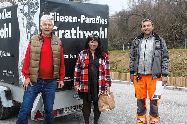 Manfred Jüppner, seine Ehefrau Gabriele und Waldemar Krieger (r.) haben auch den Anhänger dicht bepackt.