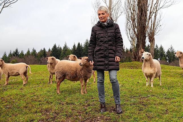 Verena Specht lebt mit Familie, 16 Schafen und mehreren Haustieren auf einem Hof oberhalb vom Sandplatz, wo die Böllerschützen feuern.