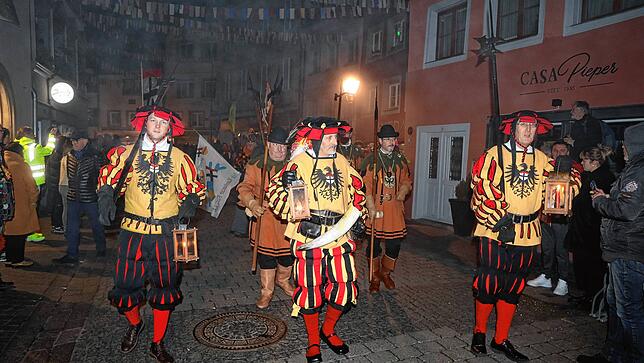 Bild 4: Mit dem Butzenlauf wird die Straßenfasnacht eingeläutet