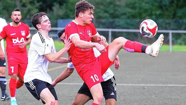 Fabian Federle (rechts) schoss das 1:0-Siegestor für den SV Geisingen in der Partie gegen den FC Neustadt (Steffen Rohrer).