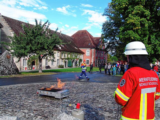 Bewährungsprobe für die Jugendfeuerwehr: Dieses Feuer gilt es zu löschen.