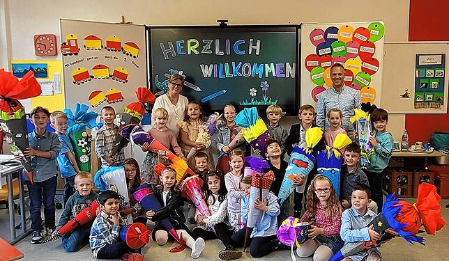 Die erste Klasse mit insgesamt 22 Schülern der Grundschule Marbach mit Klassenlehrerin Martina Higler-Dressel und Klassenlehrer Jürgen ...