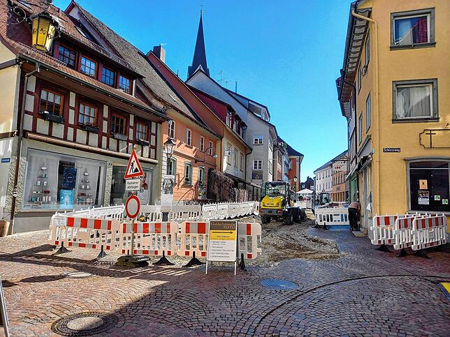 Nun wird am unteren Ende der Marktstraße gebuddelt: Die Pflasterarbeiten werden nach der Winterpause fortgesetzt. Parallel könnte mit ...