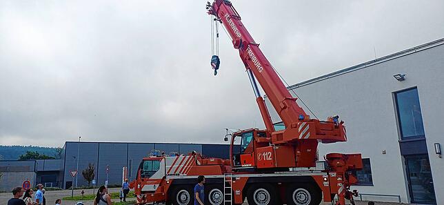 Die Besucher des Tages der offenen Tür der Feuerwehr Laufenburg staunten, wie hoch hinaus der Autokran der Berufsfeuerwehr Freiburg ...