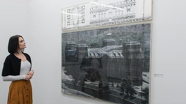 Eine Frau betrachtet in der Kunsthalle Messmer in Riegel eine Zeichnung des verhüllten Berliner Reichtstagsgebäudes der Künstler Christo ...