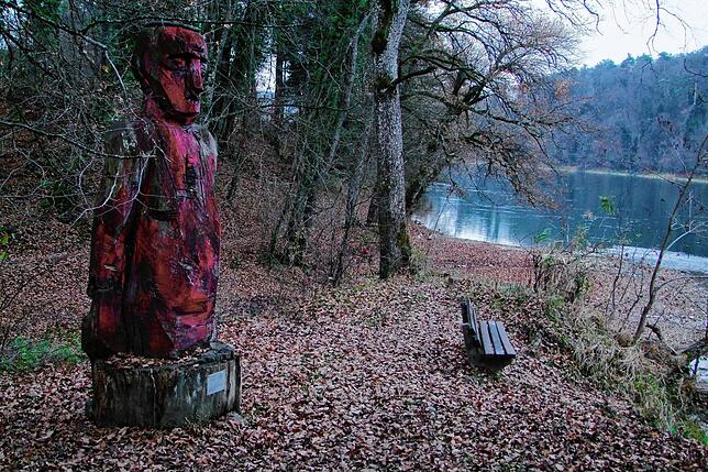 Im Juni 2003 wurde der Skulpturenweg erstmals ergänzt. Beim Landbach in Herdern beobachtet seitdem die „Die Rote“, eine von ...