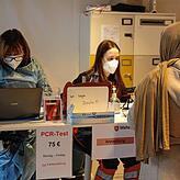 Das Team in der Malteser Teststation in der August-Ruf-Straße hat gut zu tun: Annkathrin Stader (rechts) registriert, Krankenschwester ...