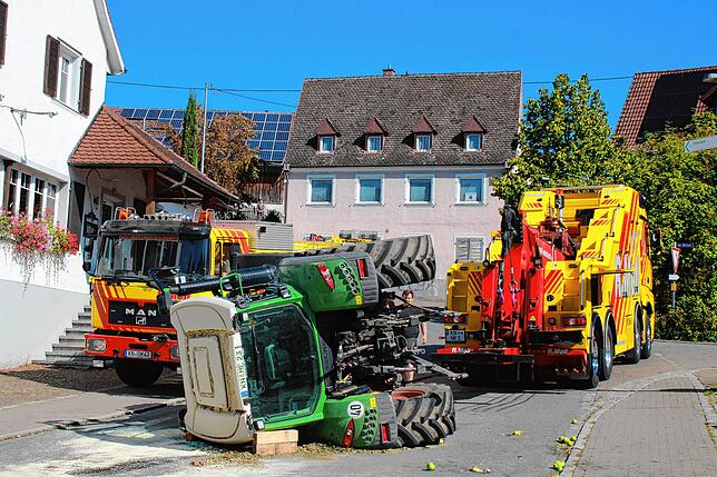 Bild 3: Wahlwies: Bilder - Bergung des umgekippten Traktors in der Adler-Kurve!