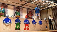 Gut drauf: Die Durberstecher-Männer präsentieren beim Zunftball im Sauldorfer Bürgerhaus eine Parodie vom Lied der Schlümpfe. Bilder: ...