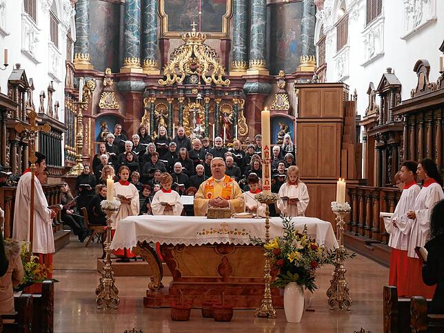 Dekan Peter Berg zelebrierte das Hochamt im Münster. Begleitet wurde die Messe vom Münsterchor und -orchester, der Solistin Marie ...