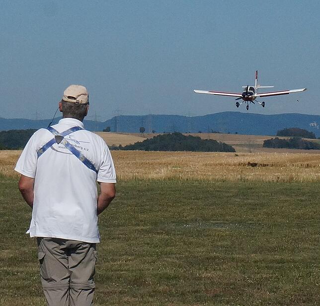Landeanflug: Felix Knecht steuert sein Modell sicher zu Boden.