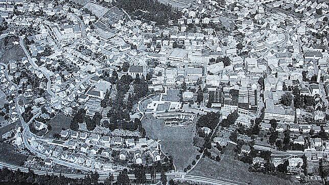 Auf diesem Luftbild von 1972 schlängelt sich am linken Bildrand die Straße &bdquo;Im Beifang&ldquo; mit ihrer gewachsenen Besiedelung hoch.