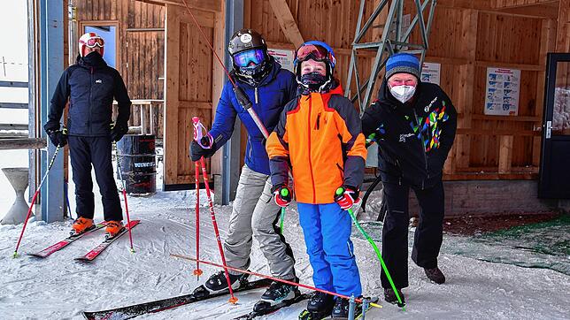 Roland Fichter vom Schlossberglift reicht seinen Kunden den Liftbügel. Seit bekannt wurde, dass die Skilifte in Oberkirnach größtenteils ...