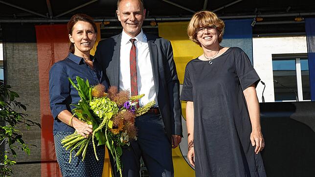 Bernd Häusler (Bildmitte) bleibt Oberbürgermeister von Singen. Er setzte sich bei der Wahl am Sonntag mit 88,49 Prozent durch. Zu den ...