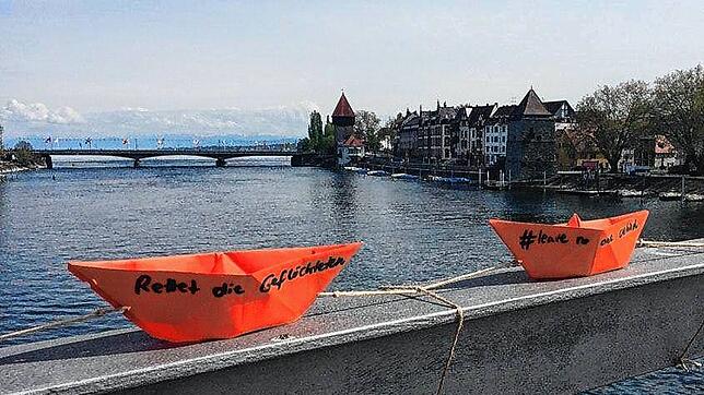 Im April 2020 machten überall in Konstanz orangene Papierschiffchen auf die aussichtslose Situation von Geflüchteten aufmerksam. Die ...