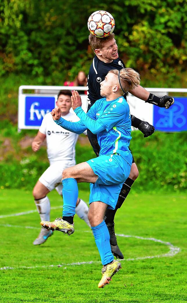 Zur Not per Kopf: Philipp Georg war auch außerhalb des Strafraums beim 1:1 des FC Schönau ein Meister seines Fachs. Hier klärt er gegen ...