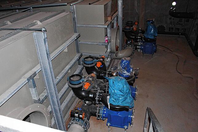 Die neue Technik mit Rohwasserbehältern und den notwendigen Pumpen.