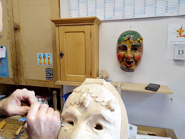 Bild 15: Hans-Georg Benz zeigt in vielen Bildern und Videos, wie er die Masken der Schotterwälder aus Berg schnitzt