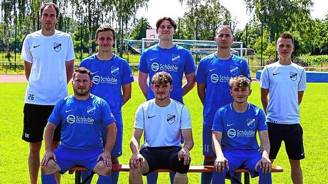 Hintere Reihe von links: Bernd Krebs (Co-Trainer), Jan Weber, Sidney Strauss, Ronald Parti, Dennis Weiß (Trainer) Vordere Reihe von ...