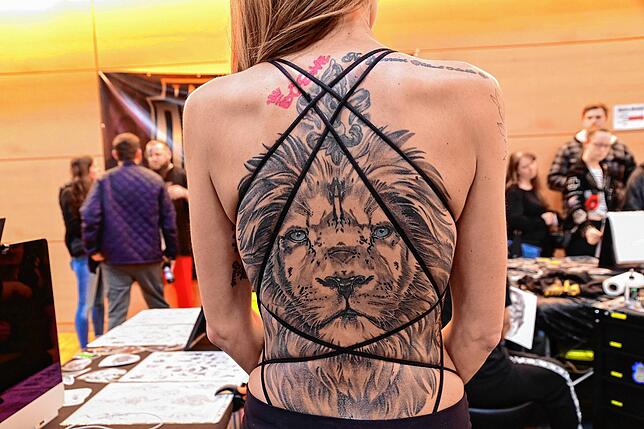 Dieser Rücken entzückt nicht nur Fans von Raubtieren. Adelajde Guso zeigt das Kunstwerk mit einem ausdrucksstarken Löwenkopf auf ihrem ...
