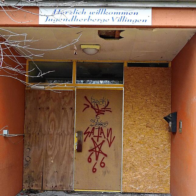 &bdquo;Herzlich willkommen Jugendherberge Villingen&ldquo;, lautet die Begrüßung. Doch auf der Tür selbst prangen satanische Insignien. ...