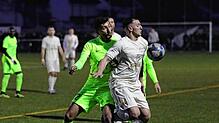 Gut abgeschirmt waren die Spieler des ESV Südstern Singen (Albert Malaj, vorne), der Türkisch SV Singen setzte sich im ...