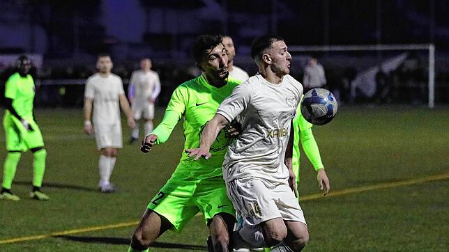 Gut abgeschirmt waren die Spieler des ESV Südstern Singen (Albert Malaj, vorne), der Türkisch SV Singen setzte sich im ...