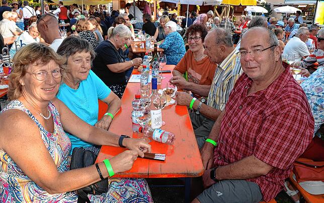 Bild 12: Beim Bermatinger Weinfest wird auch am Samstag gefeiert! Wir haben die besten Bilder – Teil 2