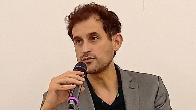 Philipp Engel, Chefredakteur der „Jüdischen Allgemeinen“, spricht am Jahrestag des Hamas-Terrorangriffs auf Israel in Konstanz über ...