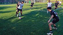 Vor allem in der ersten Halbzeit konnten sich die Fußballer der SG Marbach/Rietheim (weißes Trikot) in vielen Zweikämpfen behaupten.