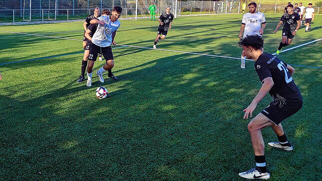 Vor allem in der ersten Halbzeit konnten sich die Fußballer der SG Marbach/Rietheim (weißes Trikot) in vielen Zweikämpfen behaupten.