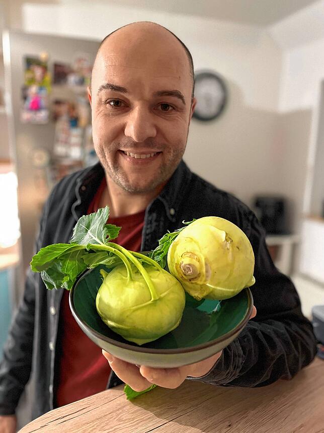 Matthias Güntert steht auf Lachstatar mit Kohlrabi-Salat.
