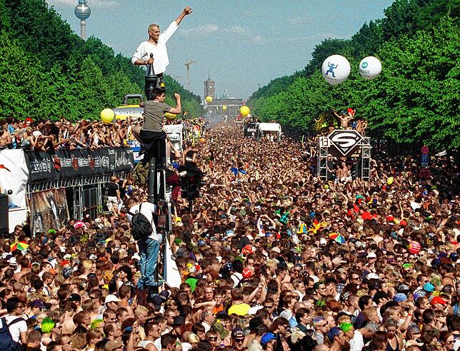 Blick auf die Love Parade 1999: In den 90er-Jahren war Berlin von euphorischer Stimmung geprägt. Der Steuerberater Karl Wilhel ließ sich ...