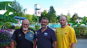 Die DLRG Schopfheim ist dafür, das Freibad als Naturbad zu sanieren (von links): Bernhard Springmann, Vorsitzender Jürgen Vetter und ...