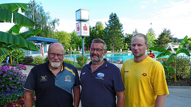 Die DLRG Schopfheim ist dafür, das Freibad als Naturbad zu sanieren (von links): Bernhard Springmann, Vorsitzender Jürgen Vetter und ...