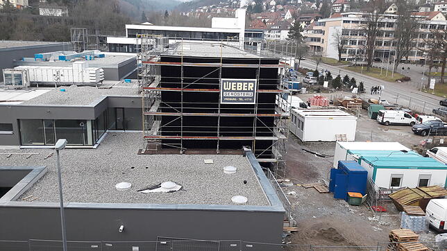 Bild 6: So hat sich die Waldshuter Stadthalle von außen während der Sanierungsarbeiten verwandelt