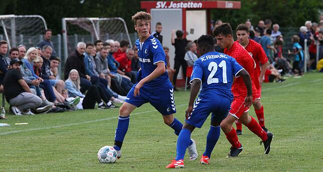 Übersicht: Der Jestetter Marek Bleise (links) ließ in seinem zweiten Testspiel für die U17 des SC Freiburg keine Nervosität vor ...