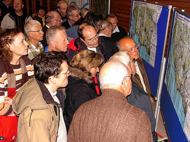 Dieses Bild kommt einem bekannt vor, Menschen versammeln sich bei einer Bürgerversammlung zur B 31 in Immenstaad in den 2000er ...