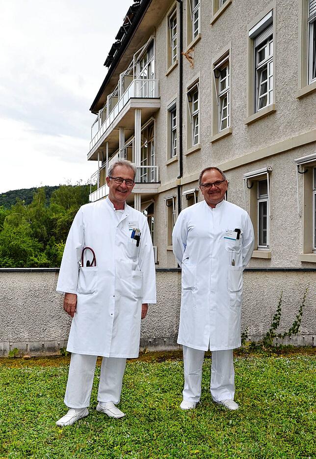 Dr. Christian Saurer, Chefarzt der Inneren Medizin am Klinikum Stühlingen (rechts), heißt seinen neuen Oberarzt Dr. Christoph Wittenberg ...