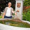 Station am Dorfbrunnen in Stetten: Hauptamtsleiterin Daniela Warnkönig imponiert, dass der vom früheren Gemeinderat Rudi Mayr initiierte ...
