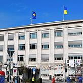 Schmotziger Dunschtig 2022 in Singen: Auf dem Rathaus weht die Fahne der Poppele-Zunft neben der der Ukraine – aus Solidarität mit ...