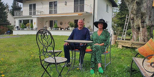 Fototermin im Garten: Das Ehepaar Klevenz auf seinem 1250 Quadratmeter großen Anwesen mit dem elterlichen Haus.