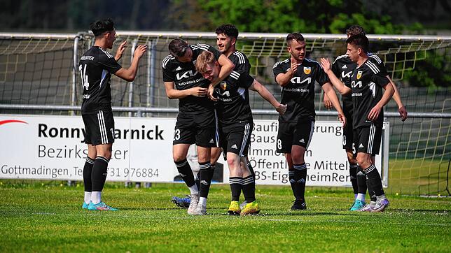 Großer Jubel beim SV Mühlhausen über die drei Punkte im letzten Heimspiel der Saison.