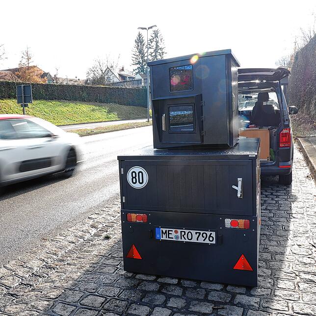 So sieht der Blitzer-Anhänger aus Sicher der Autofahrer aus. Er ist vollkommen autark, braucht kein Personal und keinen Stromanschuss. ...