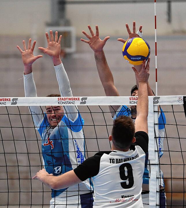 Stabiler Block um Marvin Scheller (links).