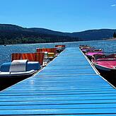 Links sieht man das Badetretboot und rechts das klassische Tretboot am Strandbad Aqua Fun.